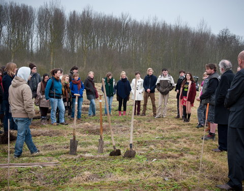 Aanplanten van laatste bomen van het eerste UGent-bos, een initiatief van het UGent1010-team (studentenorganisatie die de ecolog