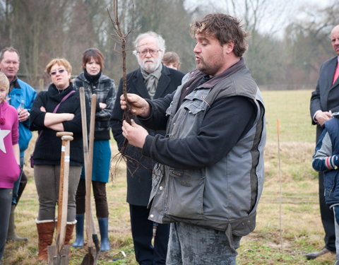 Aanplanten van laatste bomen van het eerste UGent-bos, een initiatief van het UGent1010-team (studentenorganisatie die de ecolog