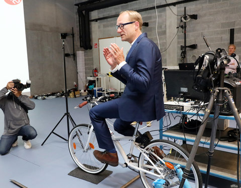 Voorstelling virtual reality applicatie die gevaarherkenning meet bij jonge fietsers