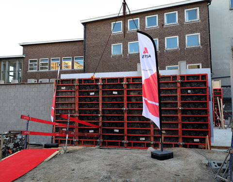 Symbolische eerstesteenlegging uitbreiding studentenrestaurant De Brug 