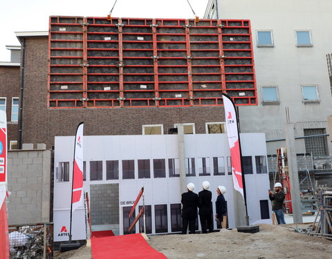 Symbolische eerstesteenlegging uitbreiding studentenrestaurant De Brug 