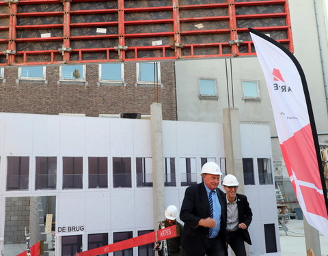 Symbolische eerstesteenlegging uitbreiding studentenrestaurant De Brug 