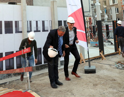 Symbolische eerstesteenlegging uitbreiding studentenrestaurant De Brug 