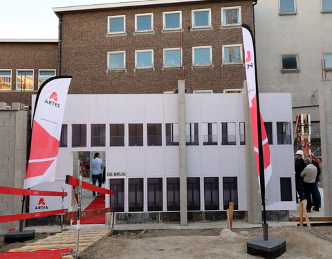 Symbolische eerstesteenlegging uitbreiding studentenrestaurant De Brug 